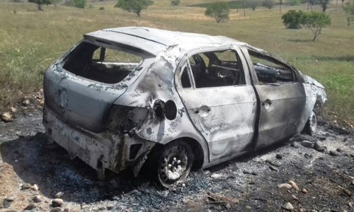 Veículo com placa de Senhor do Bonfim é encontrado incendiado após possível capotamento em Nova Soure