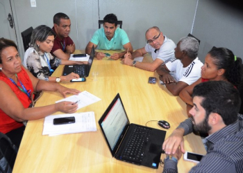 Retirolândia – Coelba, Prefeitura e Associação de moradores se reúnem em busca de uma solução para retirada de rede de energia de dentro das casas