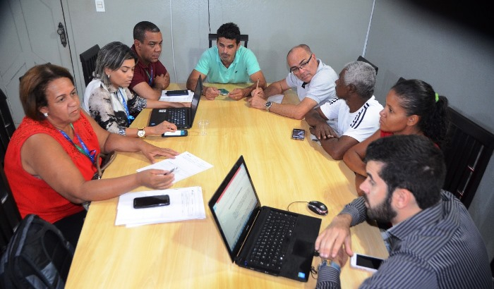 Retirolândia – Coelba, Prefeitura e Associação de moradores se reúnem em busca de uma solução para retirada de rede de energia de dentro das casas