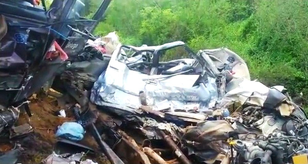 Colisão frontal entre caminhonete e carreta deixa mortos no sudoeste da Bahia