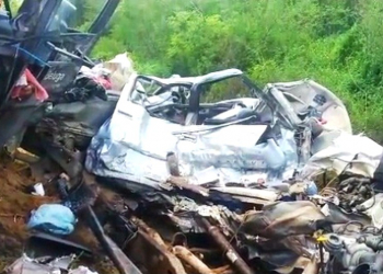 Colisão frontal entre caminhonete e carreta deixa mortos no sudoeste da Bahia