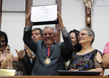 Entrega da Comenda 2 de Julho ao teólogo Naidison de Quintella emociona público na Alba