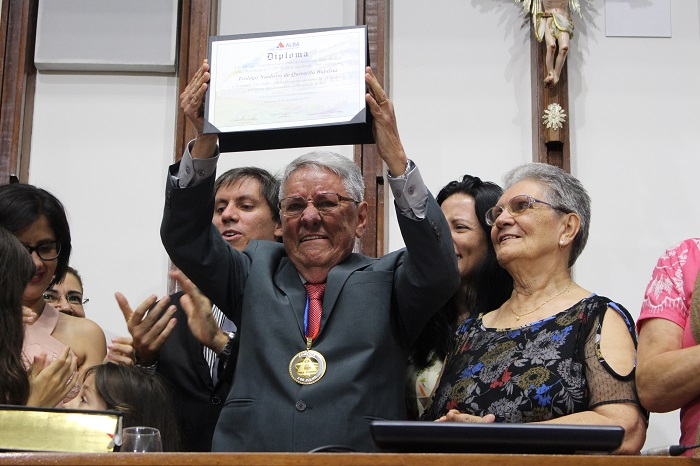 Entrega da Comenda 2 de Julho ao teólogo Naidison de Quintella emociona público na Alba