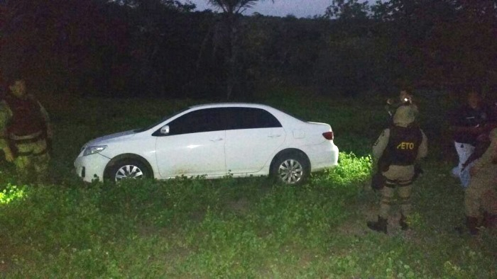 Polícia troca tiros com bandidos e recupera carro usado no assalto da agência Sicoob de Serrolândia