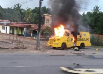 Carro-forte é explodido na BR-110, entre Catu e Alagoinhas