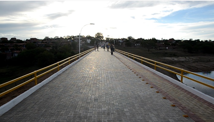 Valente – José Ronaldo admite que poderá ser candidato ao Senado e Tom Araújo recebe titulo de cidadão durante inauguração de obra