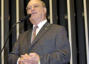 Paulo Maluf se entrega à Polícia Federal em São Paulo