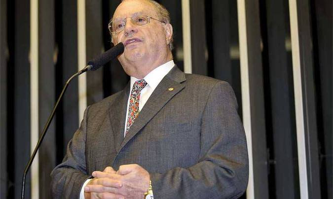 Paulo Maluf se entrega à Polícia Federal em São Paulo
