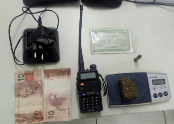 PM é chamada para ocorrência onde dois homens foram baleados e na casa encontra droga e rádio com a Radio Frequência da Polícia