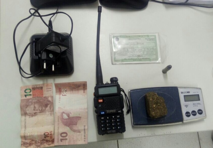 PM é chamada para ocorrência onde dois homens foram baleados e na casa encontra droga e rádio com a Radio Frequência da Polícia