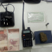 PM é chamada para ocorrência onde dois homens foram baleados e na casa encontra droga e rádio com a Radio Frequência da Polícia