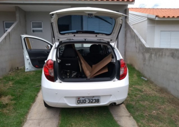 Polícia prende homem com carro roubado e submetralhadora em condomínio de Feira