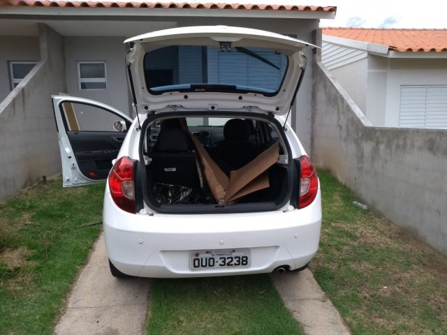 Polícia prende homem com carro roubado e submetralhadora em condomínio de Feira