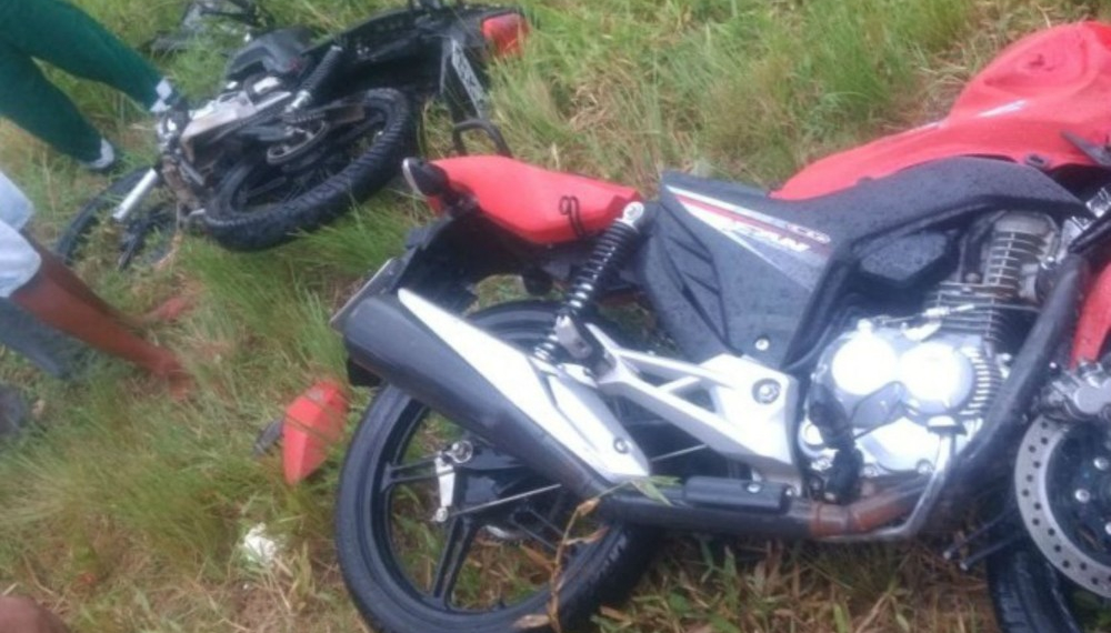 Acidente envolvendo carro e duas motos deixa três mortos e três feridos na BA-001