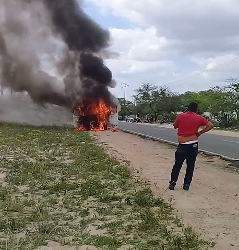 Coité – Sprinter é destruída pelo fogo na BA 120