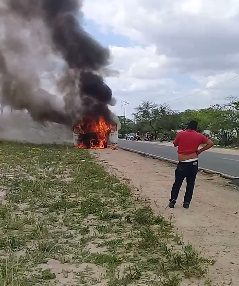 Coité – Sprinter é destruída pelo fogo na BA 120