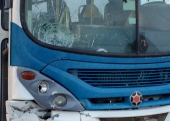 Homem morre em colisão envolvendo moto com ônibus