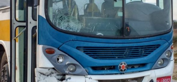 Homem morre em colisão envolvendo moto com ônibus