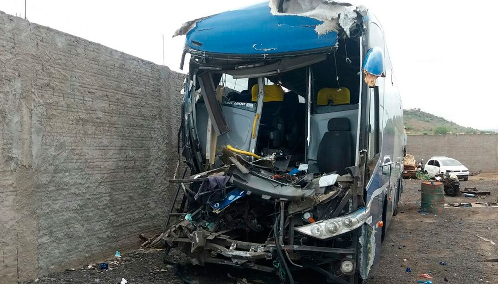 Motorista de ônibus morre ao colidir veiculo na traseira de carreta na BR 242