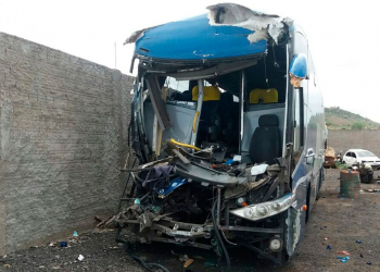 Motorista de ônibus morre ao colidir veiculo na traseira de carreta na BR 242
