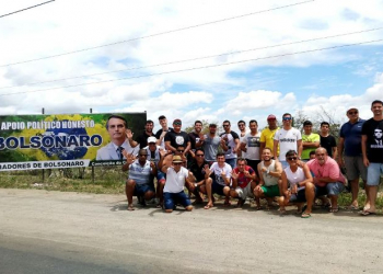 Coité – Simpatizantes de Jair Bolsonaro instalam Outdoor as margens da BA 120