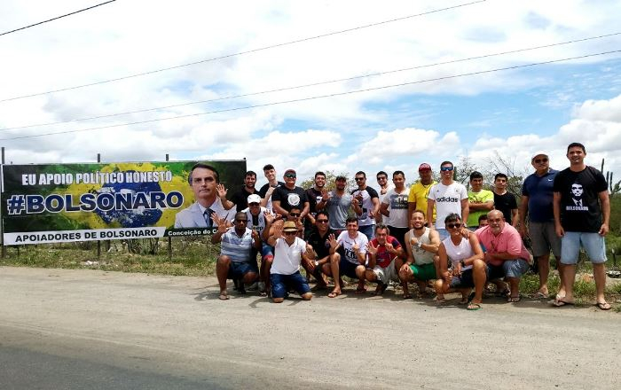 Coité – Simpatizantes de Jair Bolsonaro instalam Outdoor as margens da BA 120