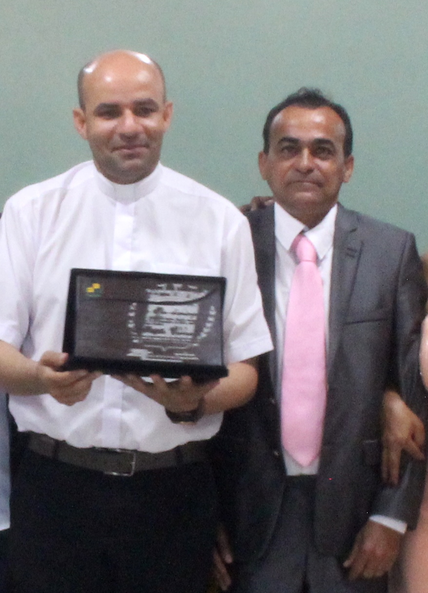 São Domingos – Câmara Municipal  entrega titulo de cidadão são-dominguense a padre Aroldo Carneiro