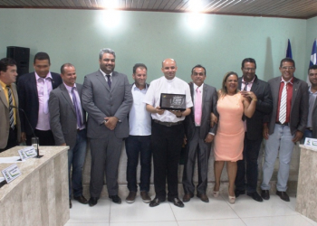 São Domingos – Câmara Municipal  entrega titulo de cidadão são-dominguense a padre Aroldo Carneiro