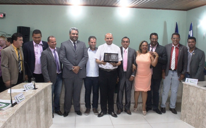 São Domingos – Câmara Municipal  entrega titulo de cidadão são-dominguense a padre Aroldo Carneiro