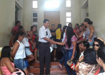 Sem salários, servidores de Itiúba acamparam na sede da prefeitura