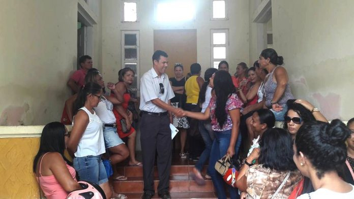 Sem salários, servidores de Itiúba acamparam na sede da prefeitura