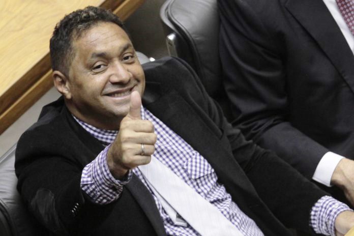 Tiririca é acusado de usar dinheiro público para viajar pelo Brasil fazendo shows particulares de humor