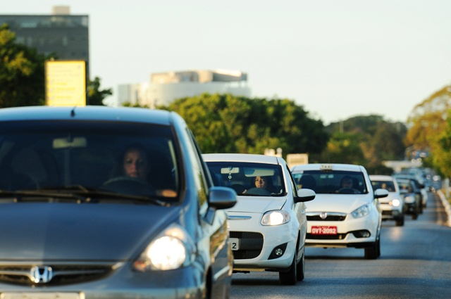 Câmara aprova anistia de 45 dias a motoristas que dirigiram com faróis apagados