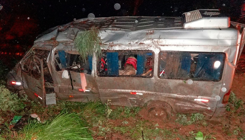Van capota e 10 pessoas ficam feridas na BR-135, em Barreiras