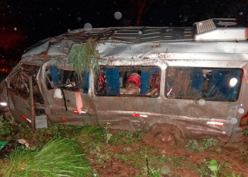 Van capota e 10 pessoas ficam feridas na BR-135, em Barreiras