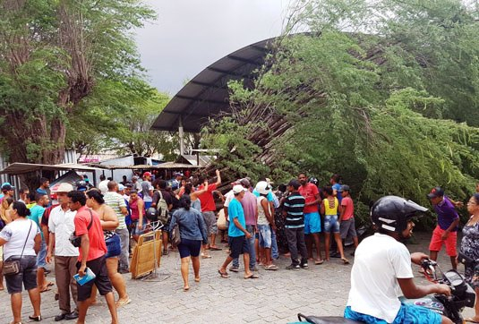 Queimadas –  Vento derruba árvore sobre oito motocicletas no centro de abstecimento