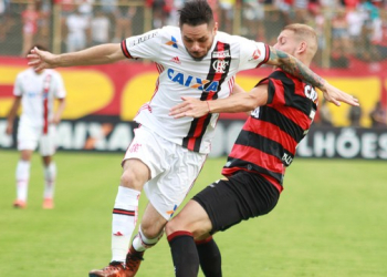 Vitória sai na frente contra o Flamengo, leva a virada no fim e é salvo pela Chapecoense de cair para segunda divisão