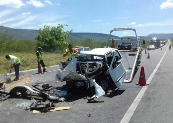 Carros batem de frente e uma pessoa morre na Bahia; veículo ficou totalmente destruído