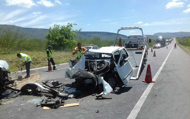 Carros batem de frente e uma pessoa morre na Bahia; veículo ficou totalmente destruído