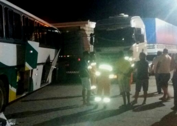 Acidente envolvendo cinco veículos deixa seis feridos na BR-324 trecho de Riachão do Jacuípe