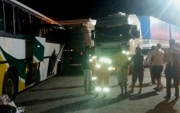 Acidente envolvendo cinco veículos deixa seis feridos na BR-324 trecho de Riachão do Jacuípe