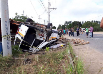 Acidente entre micro-ônibus e van deixa uma pessoa morta na estrada Feira-São Gonçalo