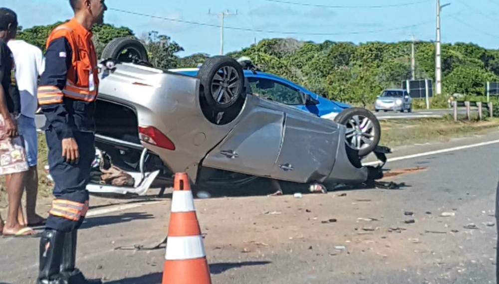 Mulher morre após o carro que ela conduzia capotar e bater com dois veículos na BA-099