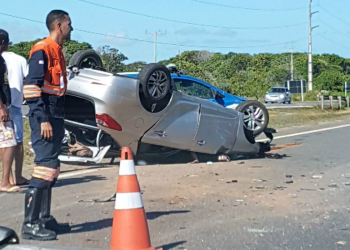 Mulher morre após o carro que ela conduzia capotar e bater com dois veículos na BA-099