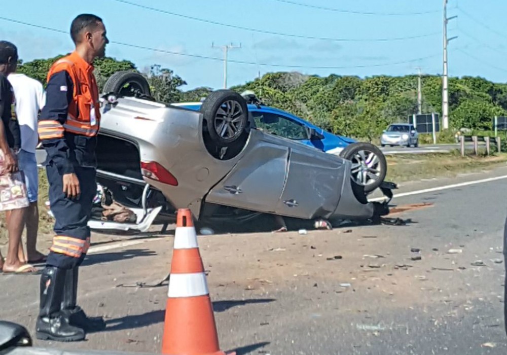 Mulher morre após o carro que ela conduzia capotar e bater com dois veículos na BA-099