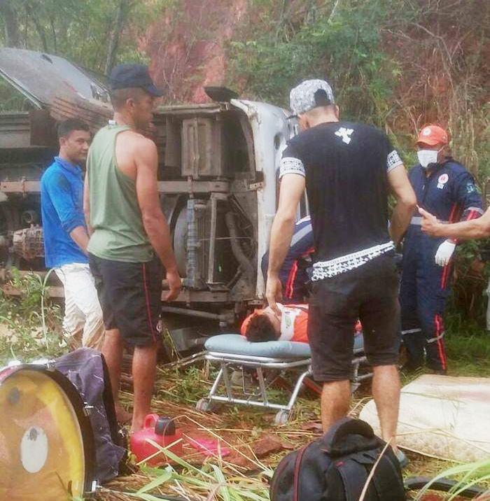Filho do cantor Cristiano Neves morre em acidente; pai seguia no mesmo mesmo micro-ônibus e ficou ferido
