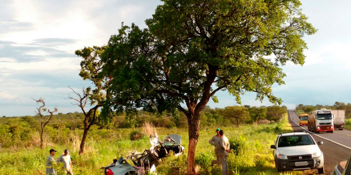 Carro com quatro pessoas da mesma família bate em árvore e parte ao meio na Bahia