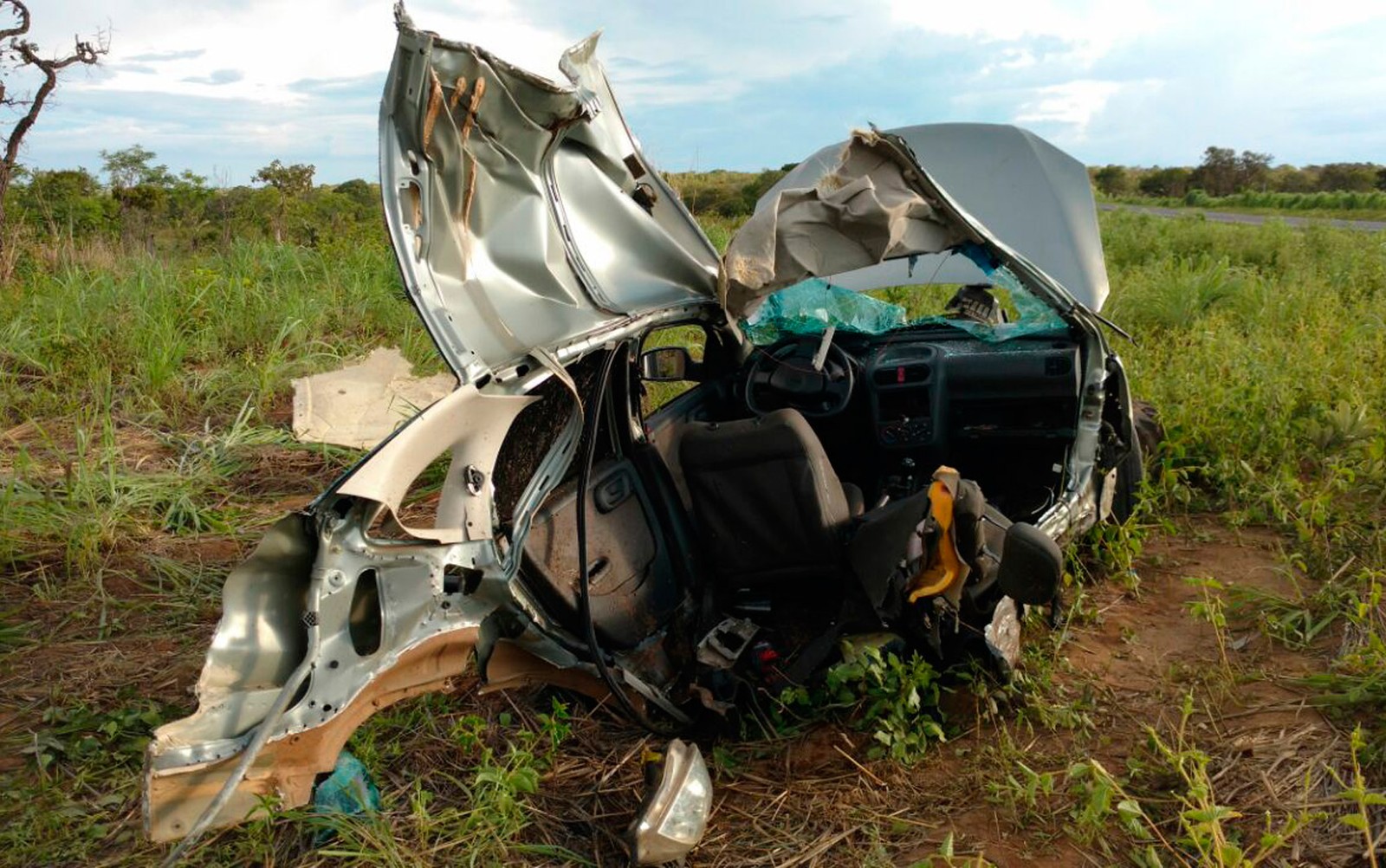 Carro com quatro pessoas da mesma família bate em árvore e parte ao meio na Bahia