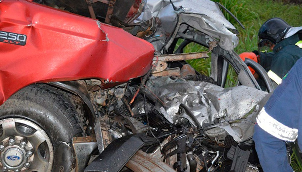 Adolescentes morrem em batida entre carro e caminhonete após roubarem veículo em cidade da Bahia