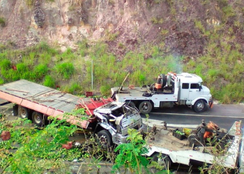Caminhão tomba e deixa três mortos na BR-101; idoso e genro estão entre vítimas
